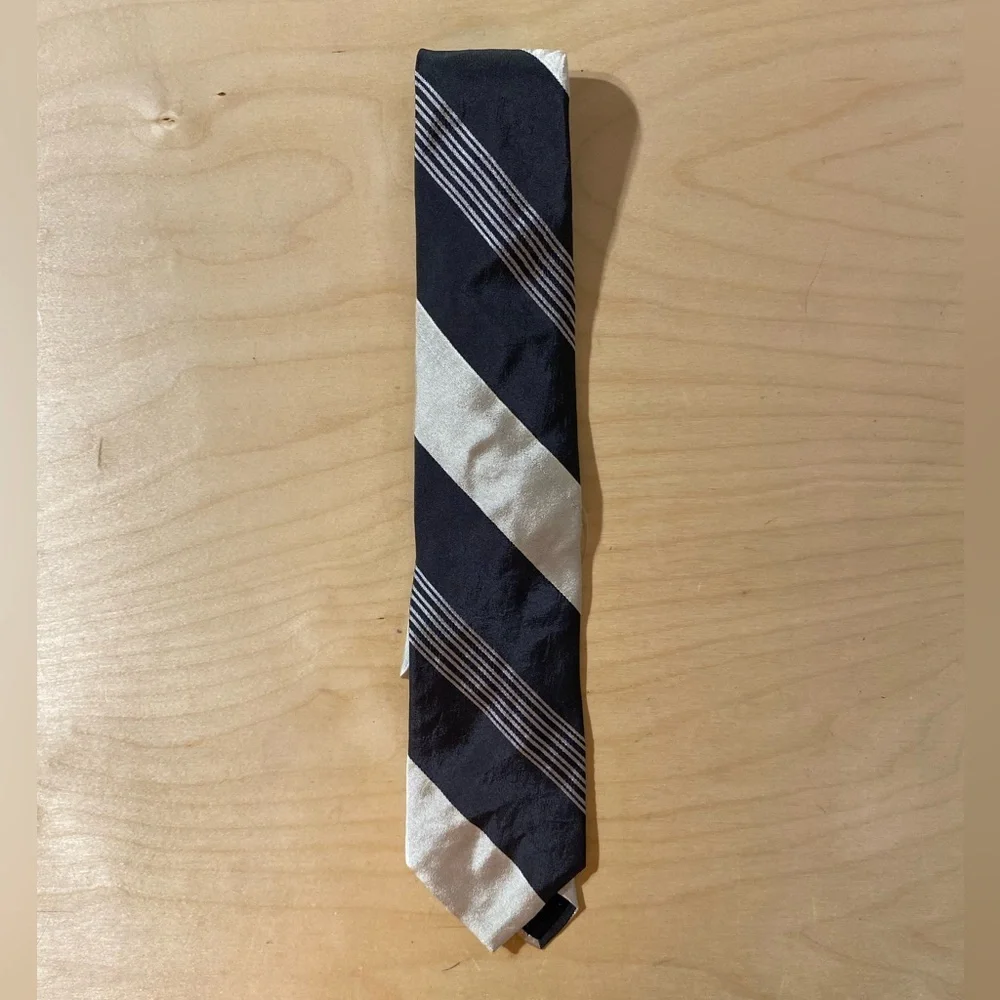 Brooks Brothers Elegant Black and Cream Striped Tie (OO)